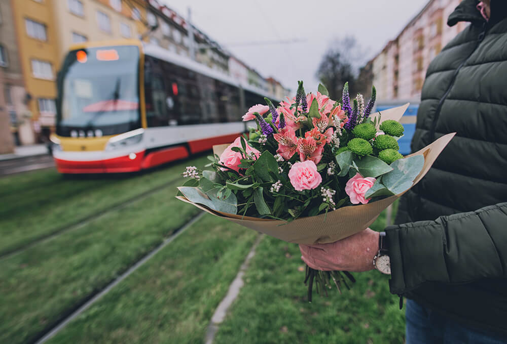 Řidič doručuje kytici bez udání informace o odesilateli.