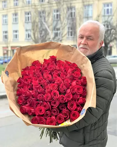 Naši kurýři s hrdostí doručují kytici v Kladně obsahující 70 růží, symbol lásky a vášně, ke šťastné příjemkyni.