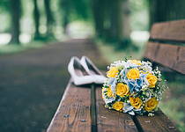 Házení svatební kytice – kde se tato tradice vzala?