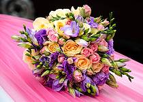 Házení svatební kytice – Co vás čeká, když ji chytíte?