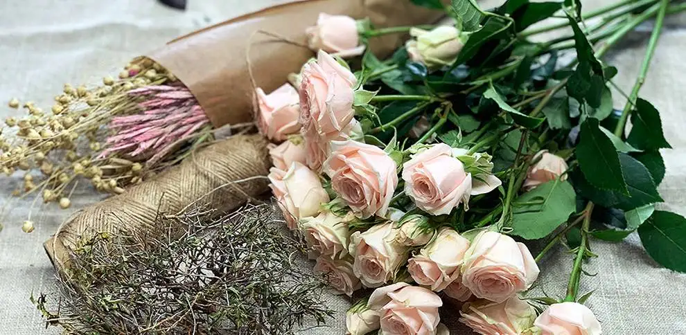 Pugét růží - elegantní dárek pro každou příležitost | KvětinyOnline