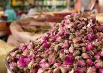 Dried roses will decorate any apartment