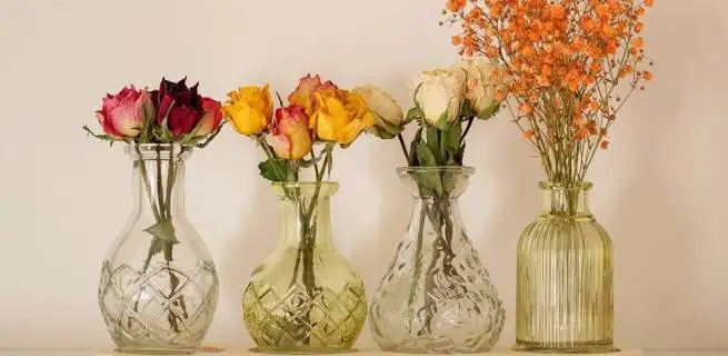Dried roses will decorate any apartment