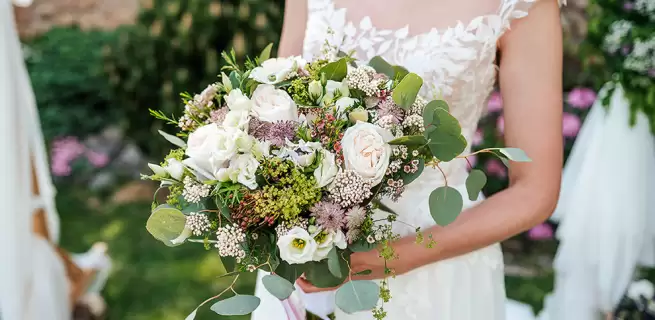 How to choose flowers for a wedding bouquet?